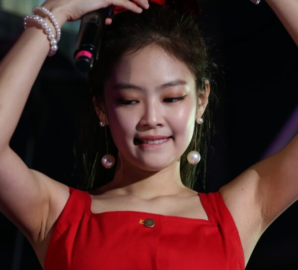 Jennie 제니 Red dress 180525 560 pics
data