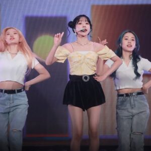 Jo yuri 조유리 220703 929 pics
data