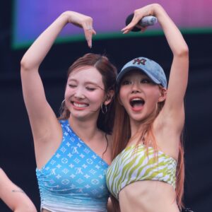 240707 Nayeon & Jullie 1587