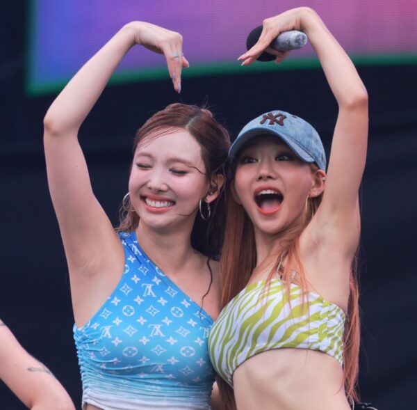 240707 Nayeon & Jullie 1587